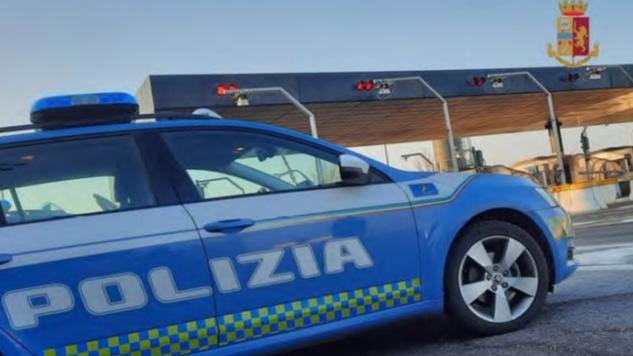 Tenta la truffa dello specchietto: preso dalla Polizia Stradale di Modena