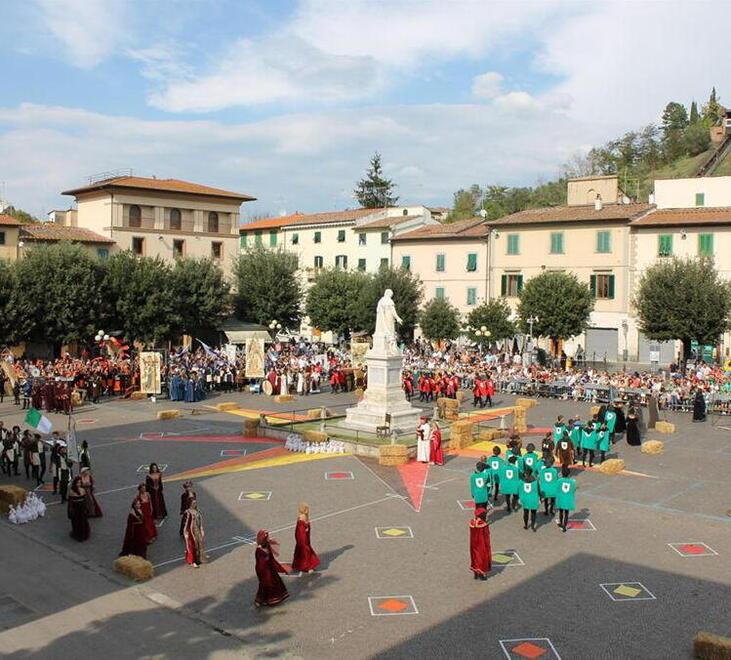 Un evento in piazza Boccaccio nella parte bassa di Certaldo