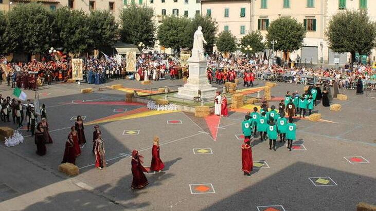 Un evento in piazza Boccaccio nella parte bassa di Certaldo
