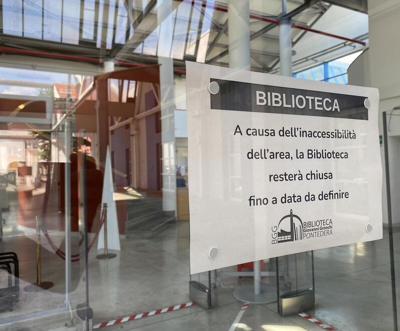 Il cartello affisso all’ingresso della Biblioteca Gronchi