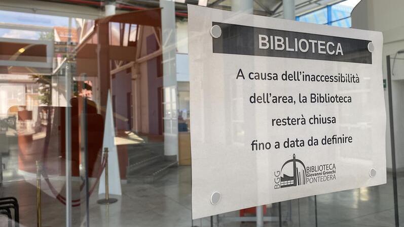 Il cartello affisso all’ingresso della Biblioteca Gronchi