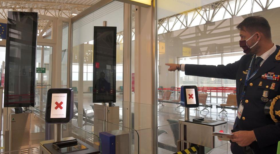 Trentenne inglese squattrinato arriva in aereo a Olbia e si finge turista: rispedito a casa