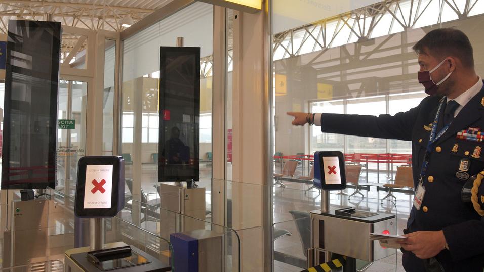 Trentenne inglese squattrinato arriva in aereo a Olbia e si finge turista: rispedito a casa