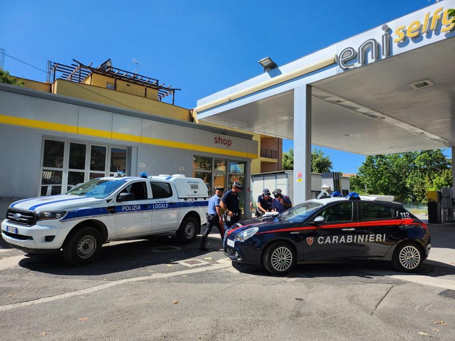 Tenta di rubare nell’area di servizio, bloccato da carabinieri e vigili urbani