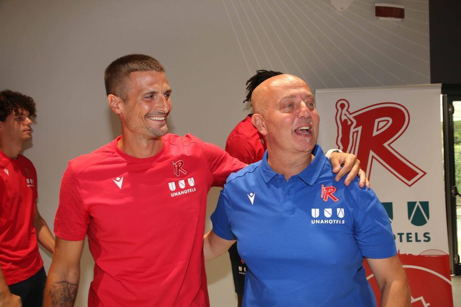 
	Il play pesarese Andrea Cinciarini con il coach biancorosso Max Menetti

