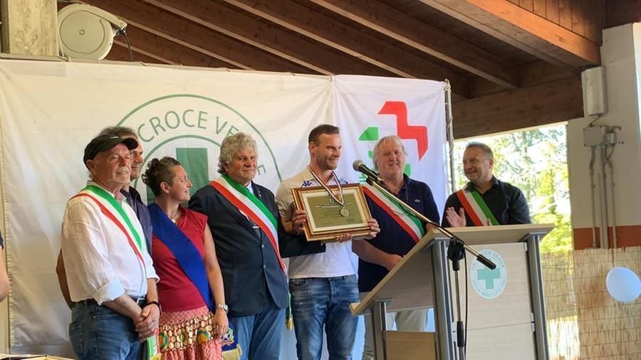 Villa Minozzo premia Razzoli e dedica l’impianto sportivo al dottor Guiducci