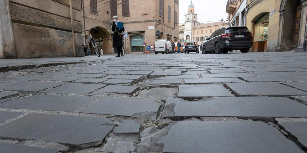 Modena Lastre rotte dai bus, via ai lavori in Canalchiaro