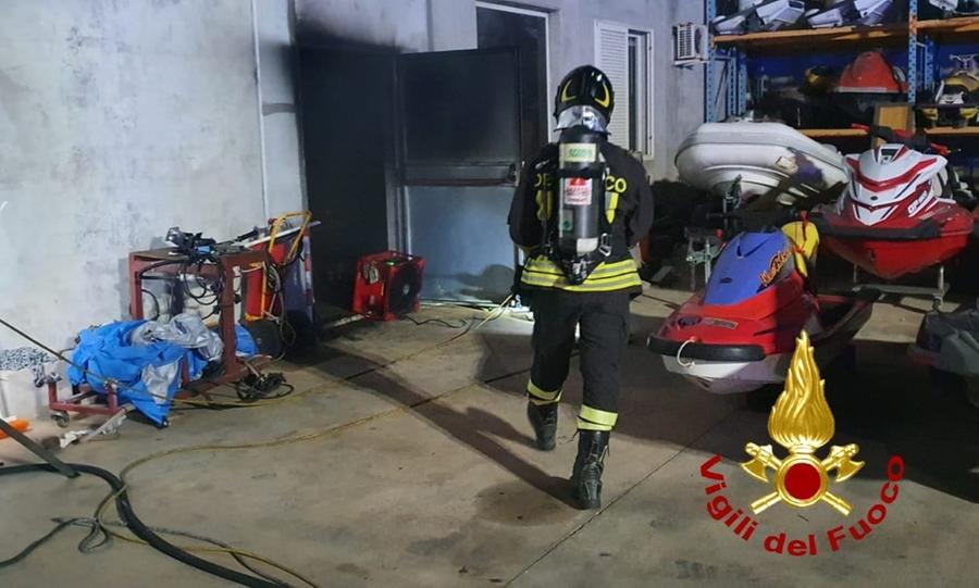 Fiamme in un deposito di attrezzature nautiche a Olbia: il rapido intervento dei vigili del fuoco evita danni irreparabili