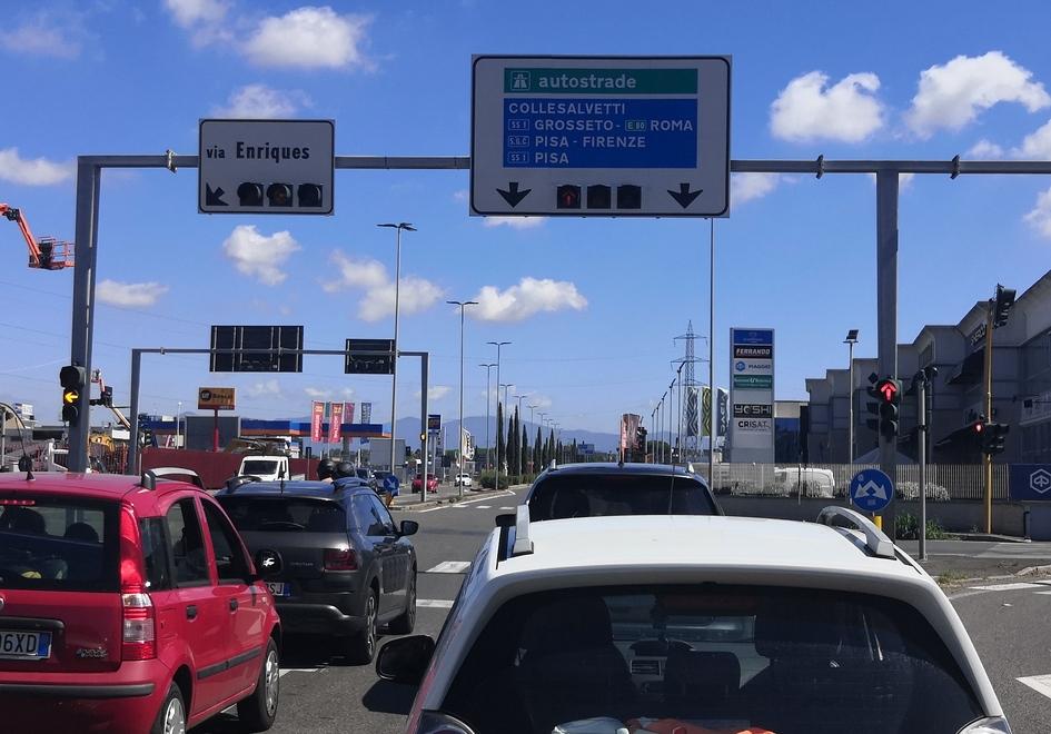 Caos strade a Livorno: i semafori dell’Aurelia e quell’onda verde che secondo Aci è utopia