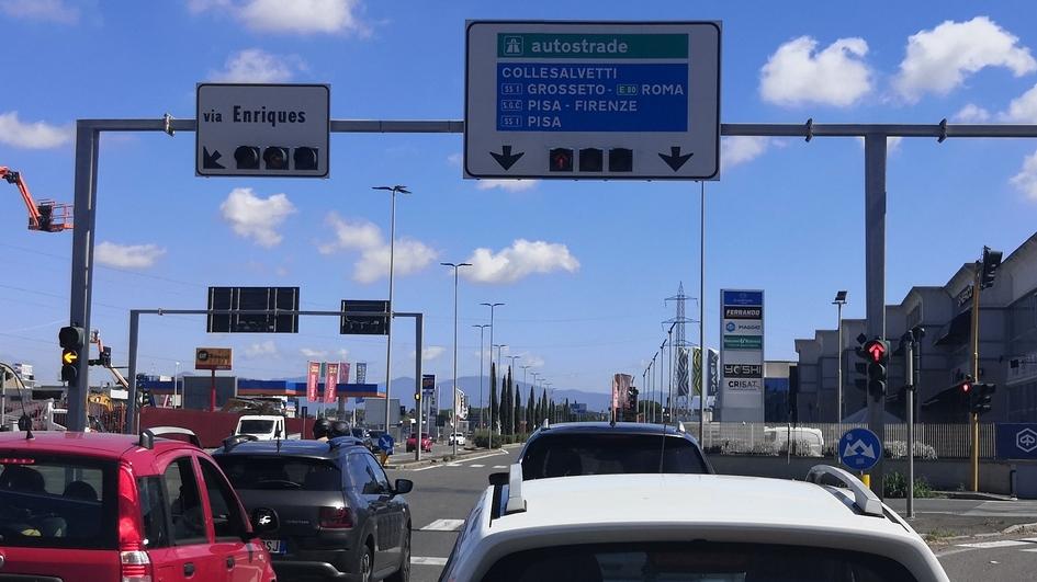 Caos strade a Livorno: i semafori dell’Aurelia e quell’onda verde che secondo Aci è utopia