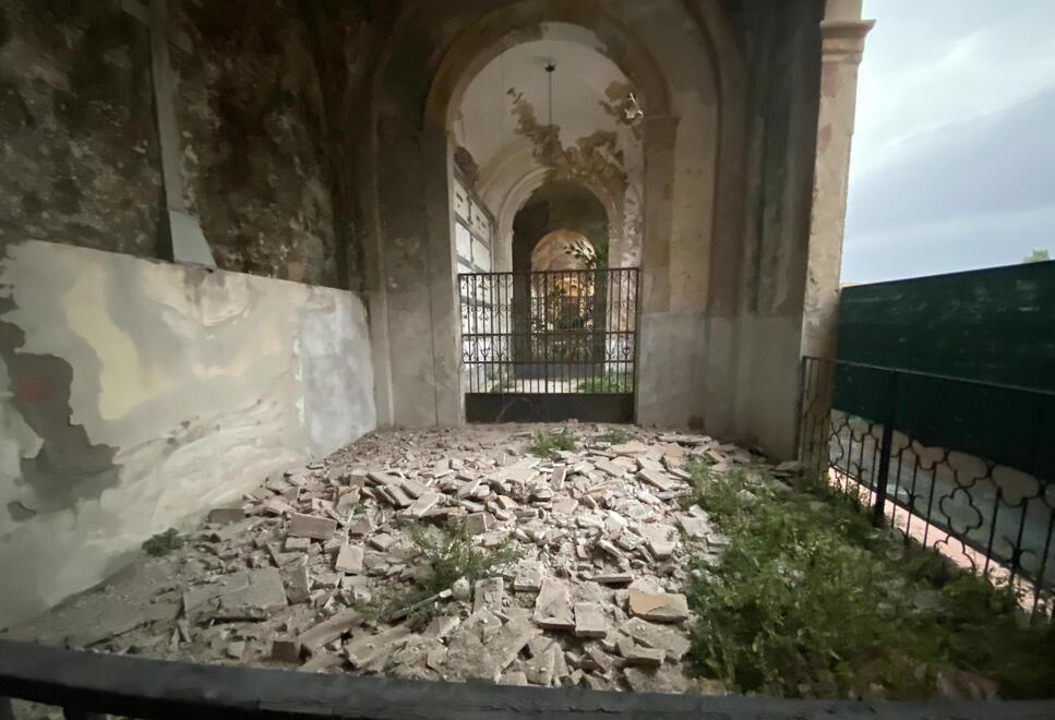 Crolli e degrado tra le tombe dimenticate: ma i lavori al cimitero di Pontedera slittano ancora