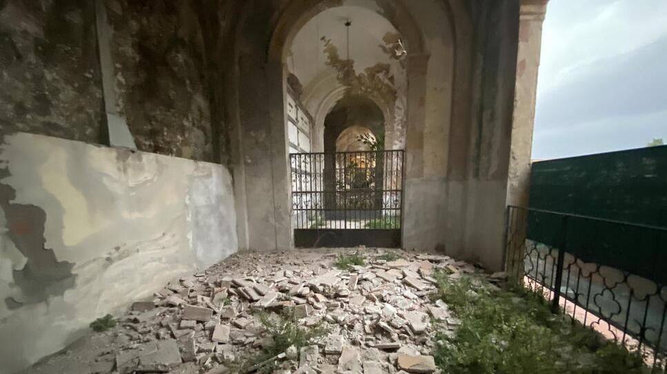 Crolli e degrado tra le tombe dimenticate: ma i lavori al cimitero di Pontedera slittano ancora