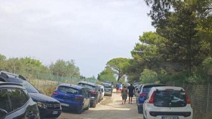 Spiagge affollate e parcheggi selvaggi ad Alghero