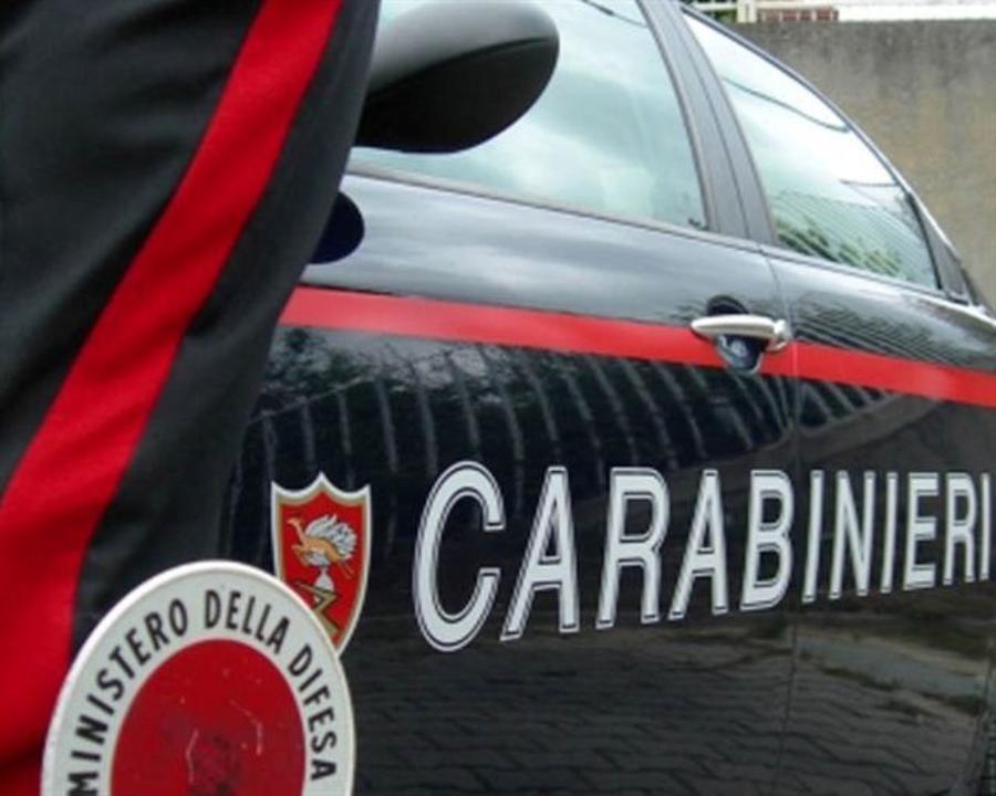 Carabinieri foto generica, auto di pattuglia con paletta ministero della Difesa/ Foto Mimmo Trovato