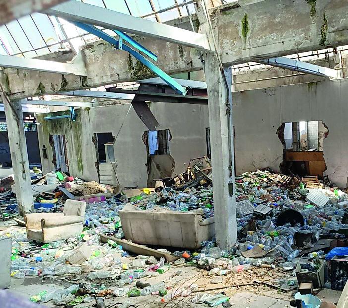 Cumuli di rifiuti, spaccio e risse a Castello la fabbrica è una discarica