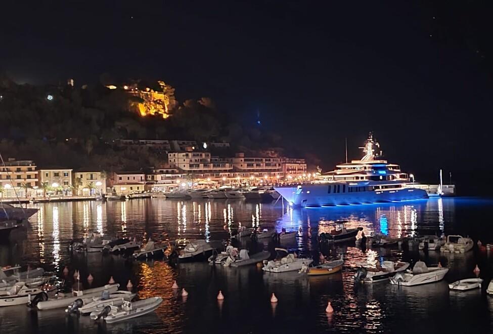 Tuffi da Roe, il superyacht ormeggiato a Porto Azzurro