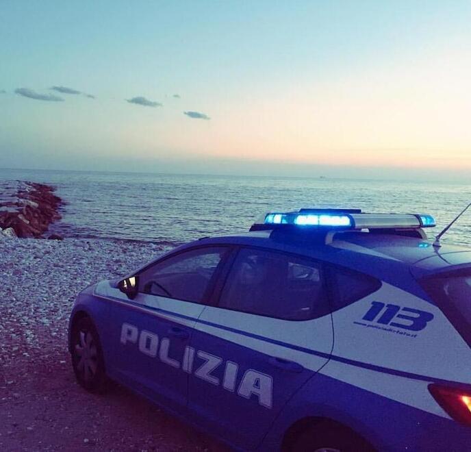 Suv travolge ciclista e scappa