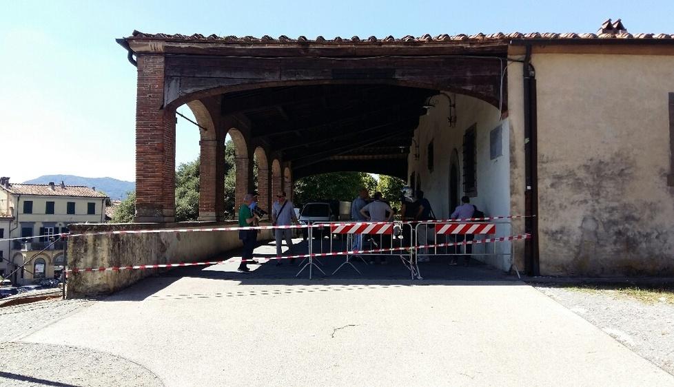 Trave lesionata a Porta S. Maria: passaggio chiuso davanti al Castello