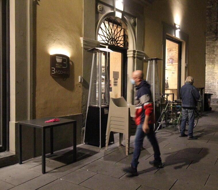 L’allarme delle categorie: «Le bollette stritolano i bar e i ristoranti. Siamo tutti in perdita»