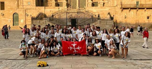 I passi, le domande e (forse) le risposte per scoprire che la felicità è semplice: i giovani pisani sul cammino di Santiago
