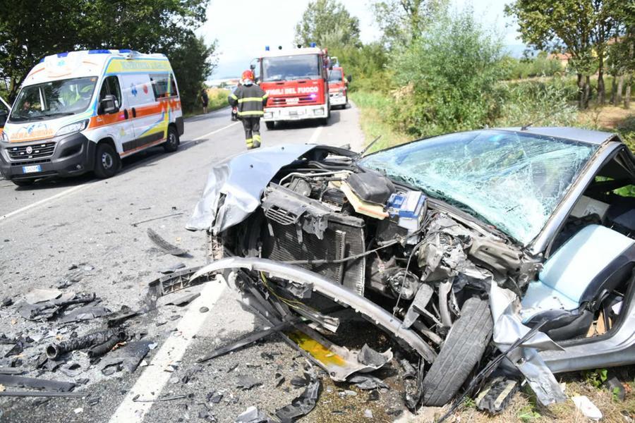 Schianto frontale tra auto: muore un idraulico di 75 anni