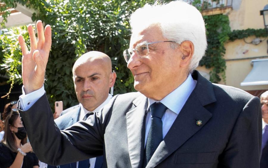 Mattarella a messa nella chiesa della frazione di Santa Maria La Palma