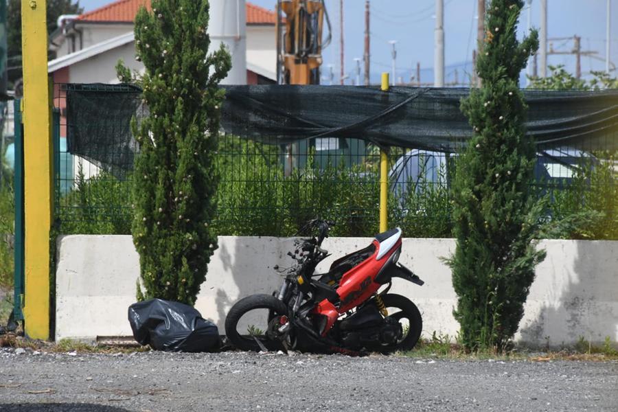 Scontro auto-moto a Carrara: muore sul colpo a 19 anni