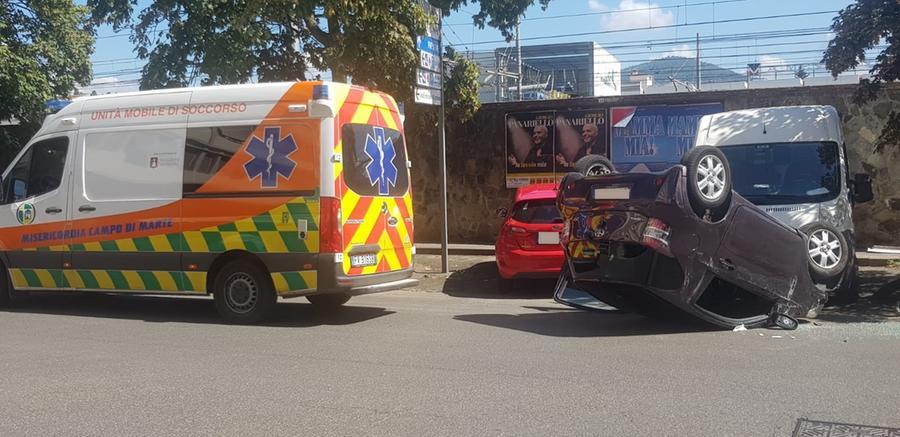 Si ribalta con l’auto e rimane incastrato: liberato dai pompieri