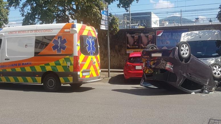 Si ribalta con l’auto e rimane incastrato: liberato dai pompieri