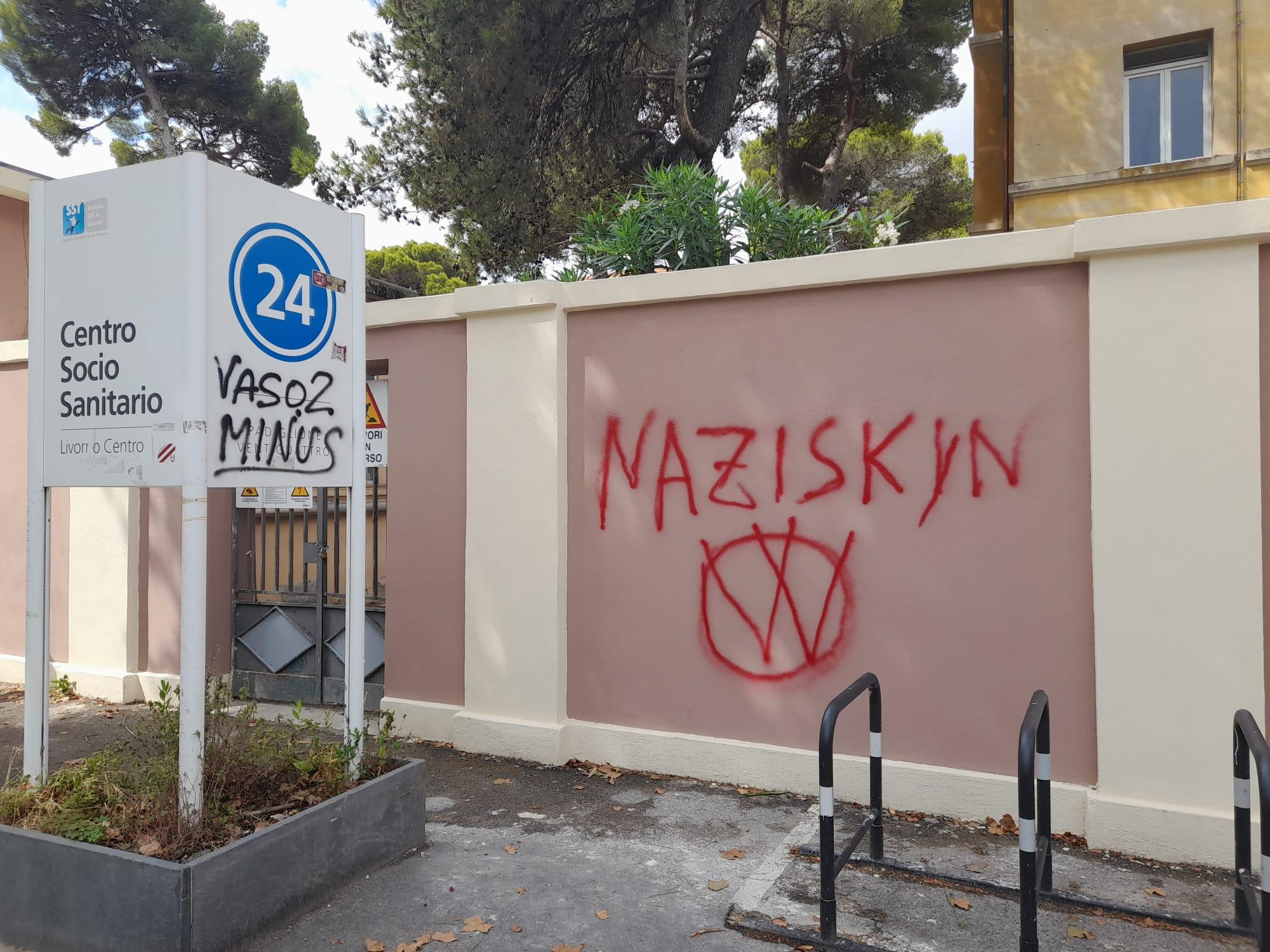 La scritta "Naziskin" in viale Vittorio Alfieri, già cancellata dall'Asl