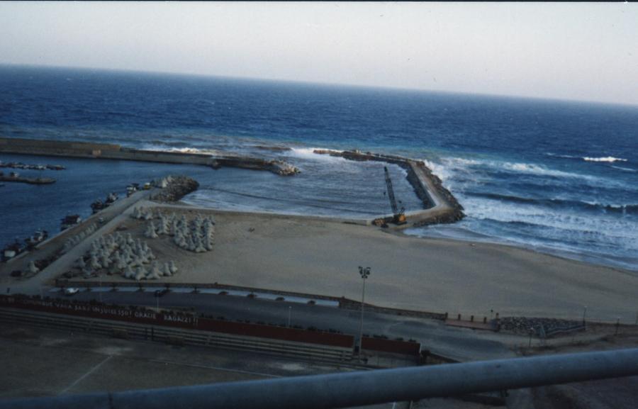 
	Il porticciolo e la spiaggia di Buggerru

