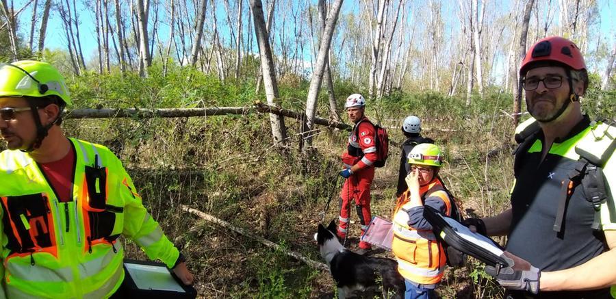 Protezione civile, esercitazioni in golena a Luzzara per selezionare gli esperti capaci di valutare le unità cinofile