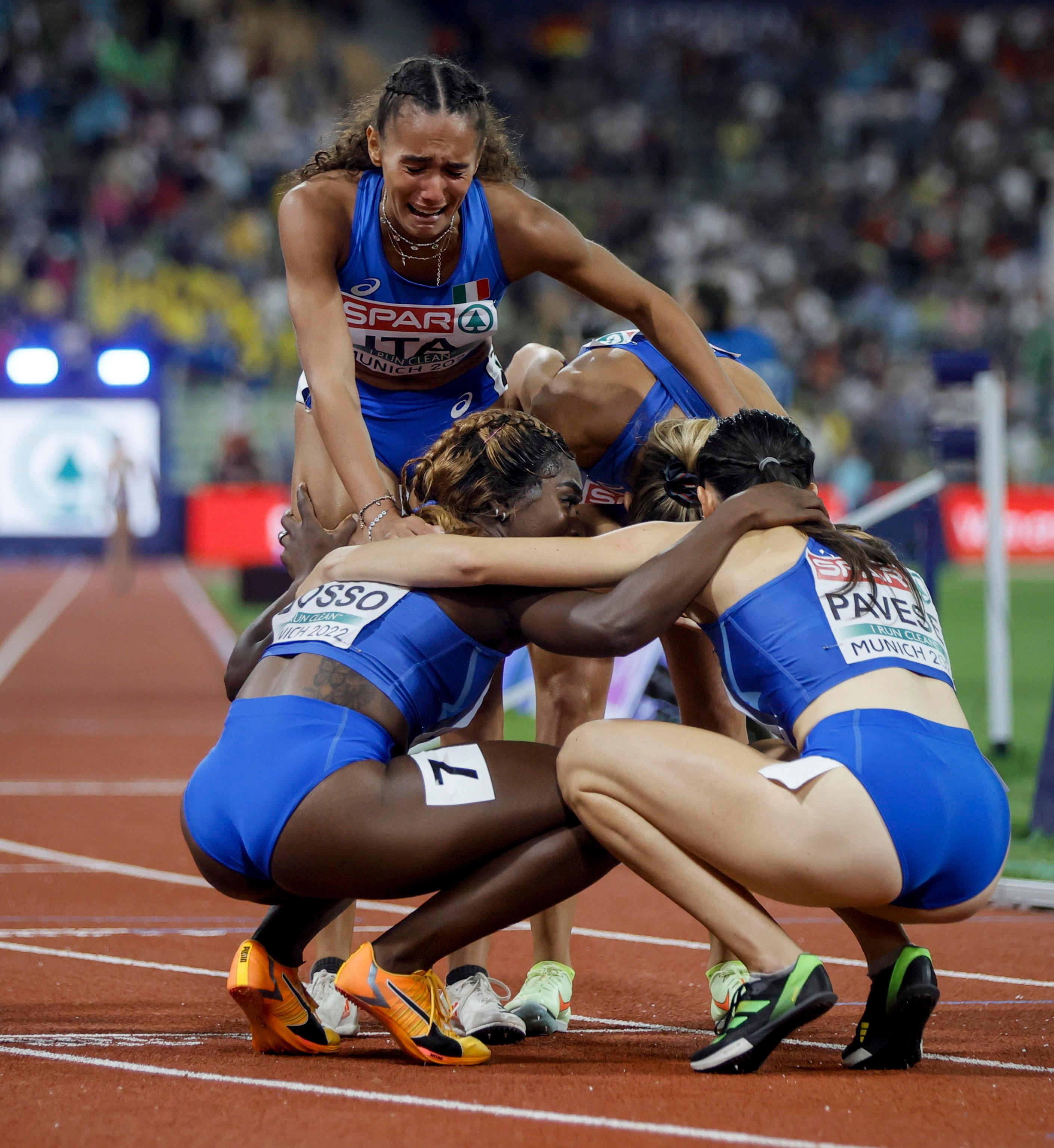 Dalia Kaddari (in piedi) con le compagne della staffetta 4x100 medaglia di bronzo ai Campionati europei di Monaco 2022