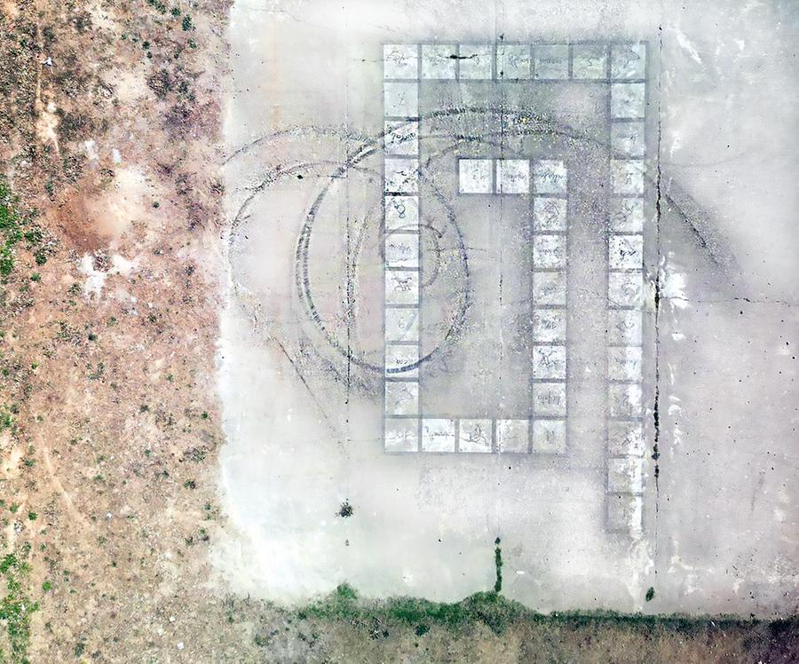 
	Il drone ha ripreso dall'alto l'opera "Il volo del gioco dell'oca" che si trova nei pressi della piazza Barigau dove si &egrave; tenuta la Gimkana, i segni lasciati dall'automobilista sono ben visiibili

