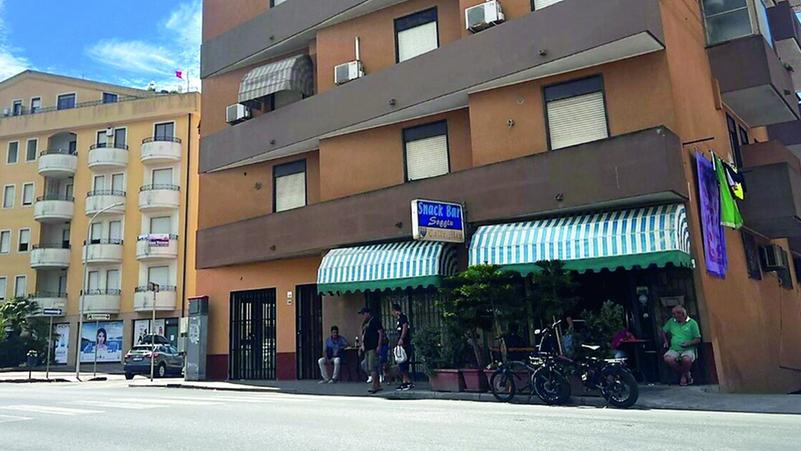 Il bar di via Don Minzoni (foto Roberto Gabrielli)