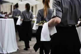 Cercare cuochi e camerieri è diventato un altro “lavoro”: in 44 casi su cento arrivano rifiuti