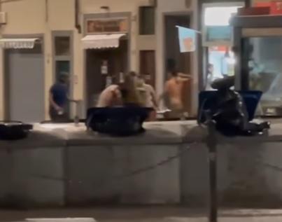 Un momento della rissa scoppiata nella notte tra venerdì e sabato. Un giovane a torso nudo brandisce una bottiglia che sta per rompere in testa alla vittima