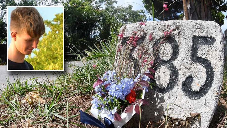 Muore a 19 anni nello scontro in scooter. Lo strazio dei genitori: erano andati a cercarlo