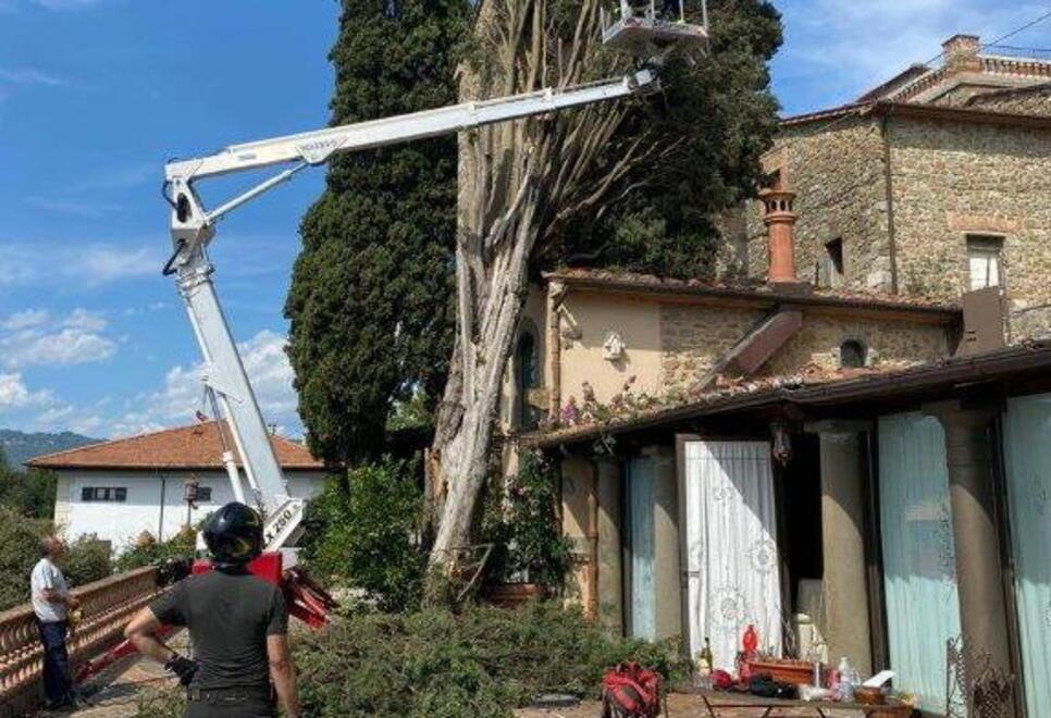 L’intervento dei vigili del fuoco a Montecatini alto