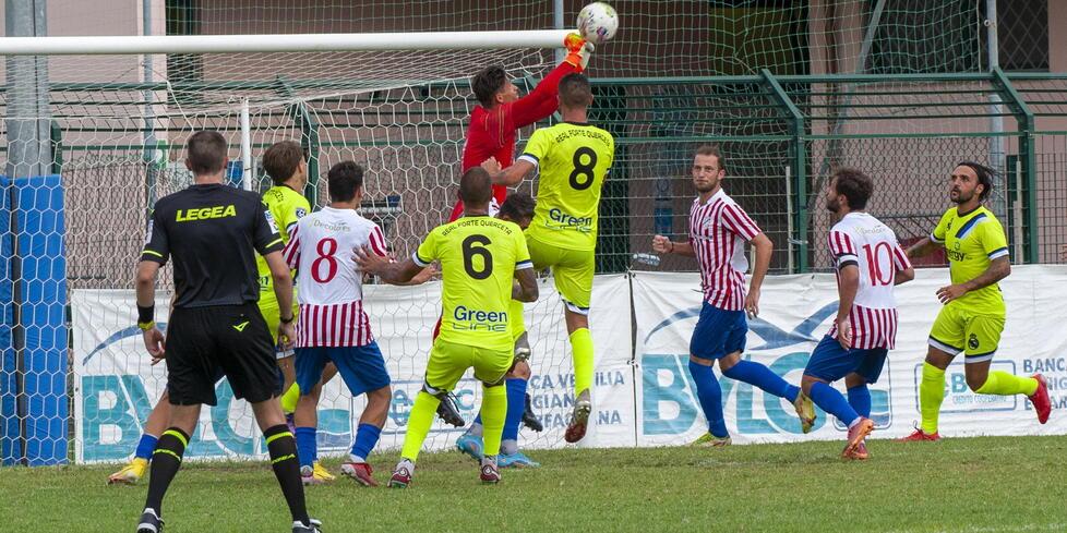 Un’azione offensiva del GhiviBorgo che chiama all’intervento il portiere Raspa tra i migliori del Real Forte Querceta