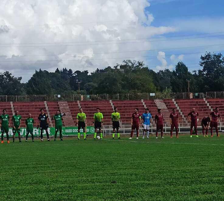 Fezzanese e Tau Calcio al centro del campo con la terna arbitrale prima dell’inizio del match vinto dai verdi della Liguria