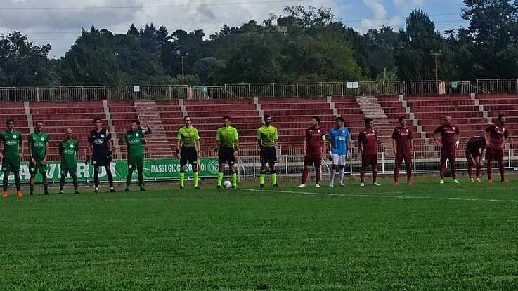 Fezzanese e Tau Calcio al centro del campo con la terna arbitrale prima dell’inizio del match vinto dai verdi della Liguria