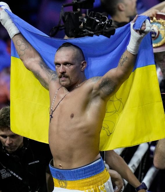 Dalla guerra al ring per l’Ucraina: Usyk si conferma campione dei massimi 