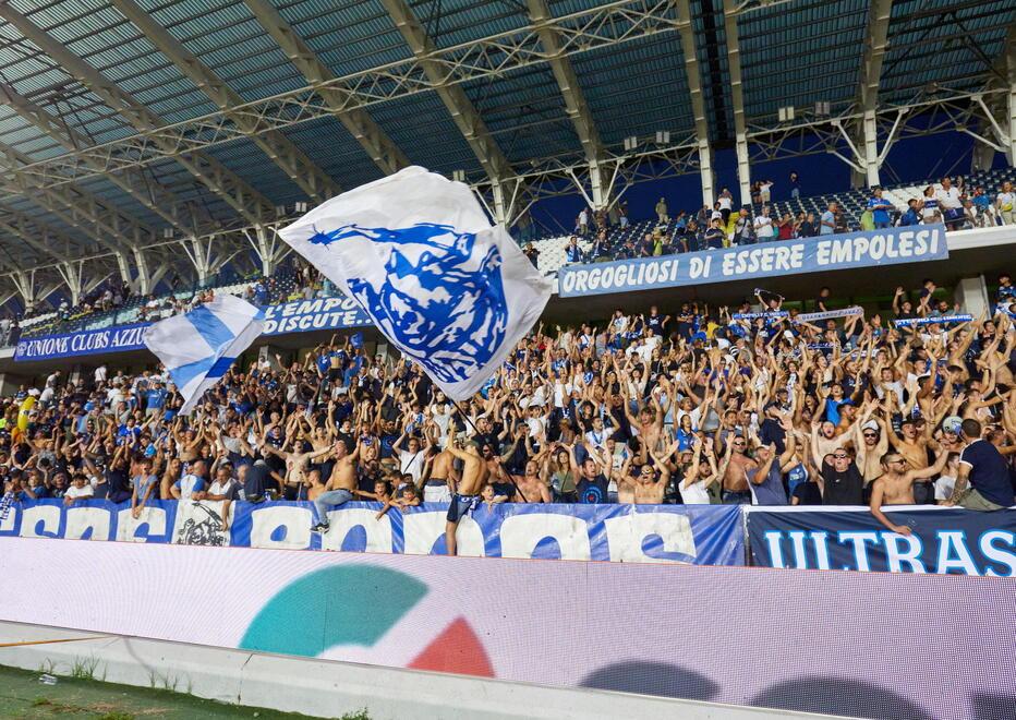 I festeggiamenti sugli spalti dello stadio Castellani