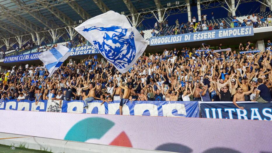 I festeggiamenti sugli spalti dello stadio Castellani
