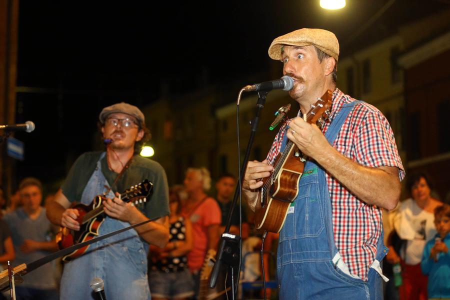Buskers a Comacchio: gli artisti di strada invadono la laguna