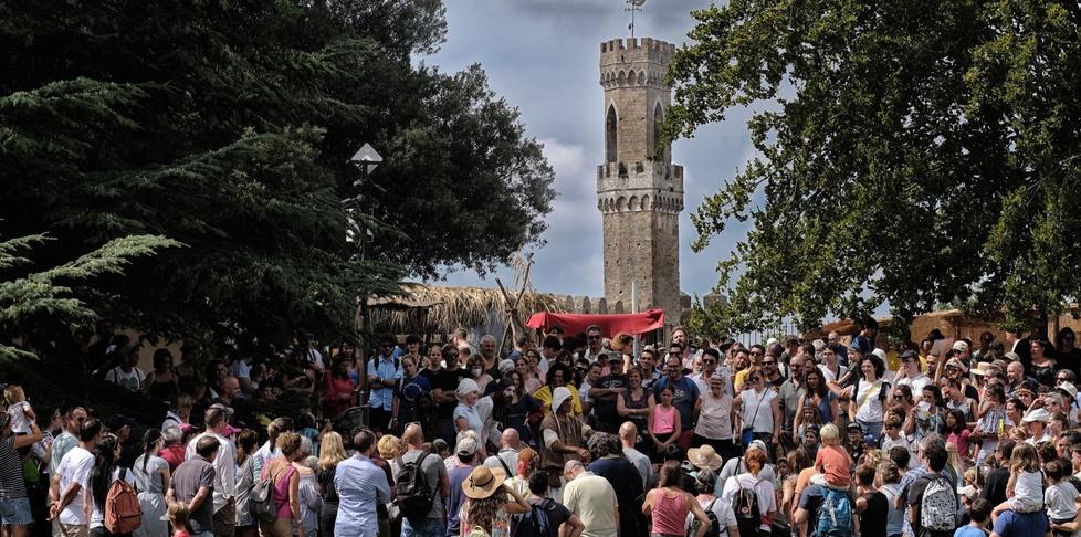 In migliaia a spasso nel medioevo Volterra Ad 1398 è un successo