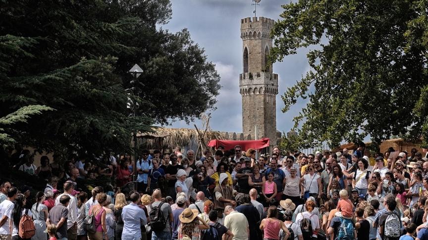 In migliaia a spasso nel medioevo Volterra Ad 1398 è un successo