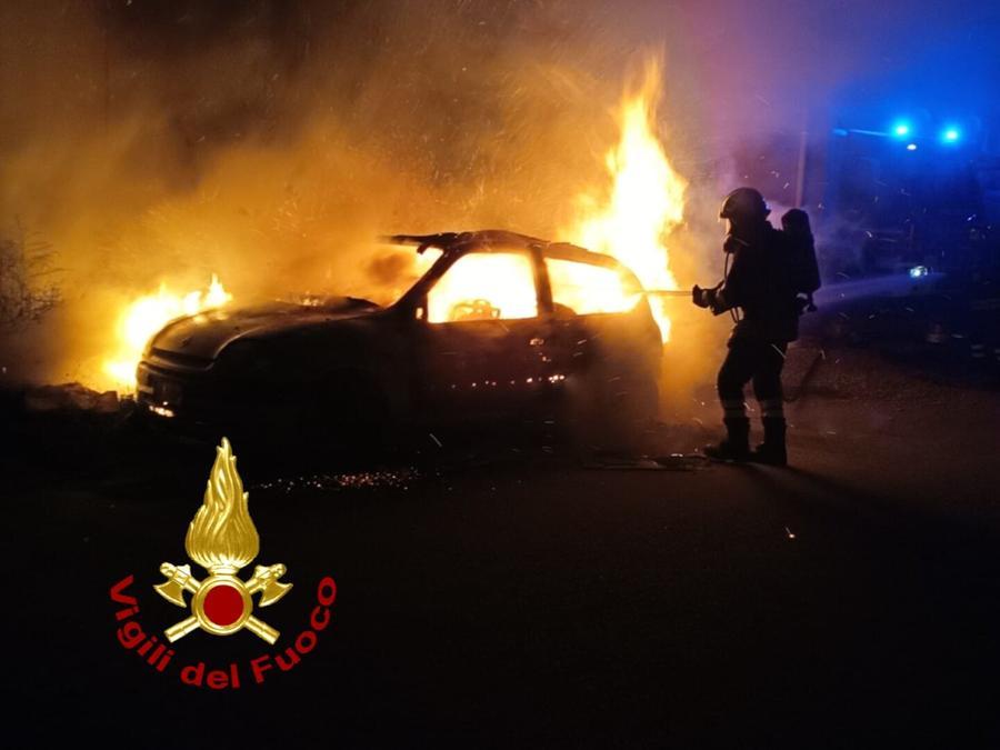 Auto distrutta dal fuoco a Olbia