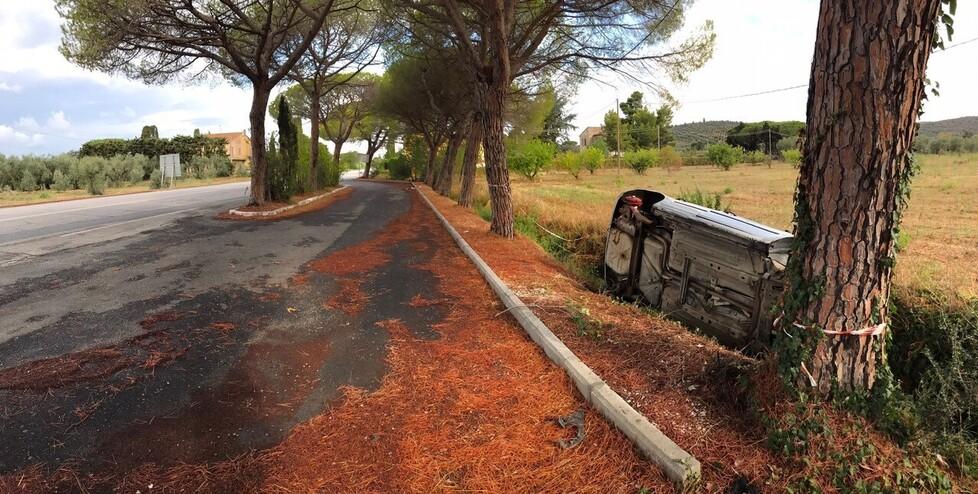 Nella foto l’auto abbandonata lungo il fosso che costeggia la Vecchia Aurelia